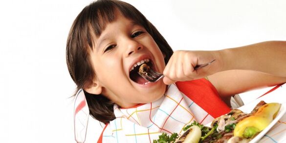 el niño come verduras con una dieta para la pancreatitis